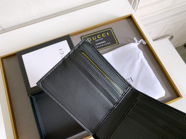 グッチ財布コピー着用イメージ